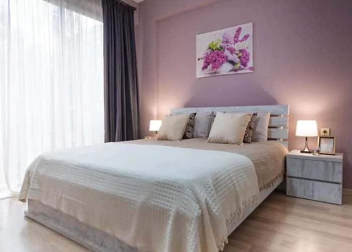 GG Home - cozy 2-bedroom apartment on Givi Kartozia (M2)